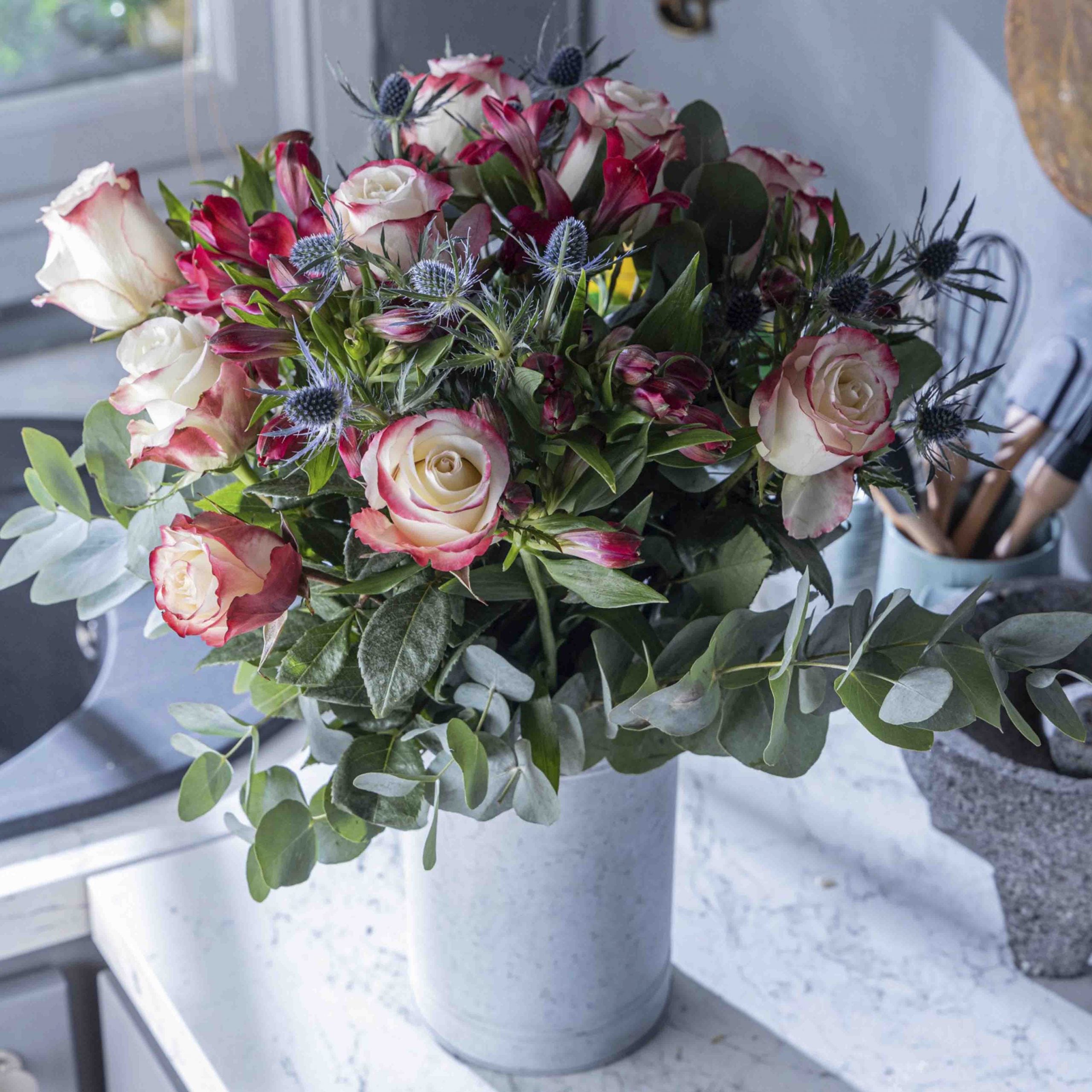 Lifestyle picture of Sweetness rose flower bouquet in a glass vase