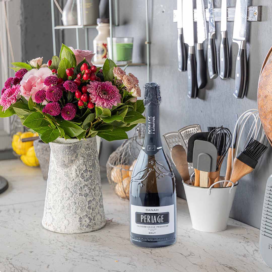 Lifestyle picture of Lavender flower bouquet with Periage prosecco