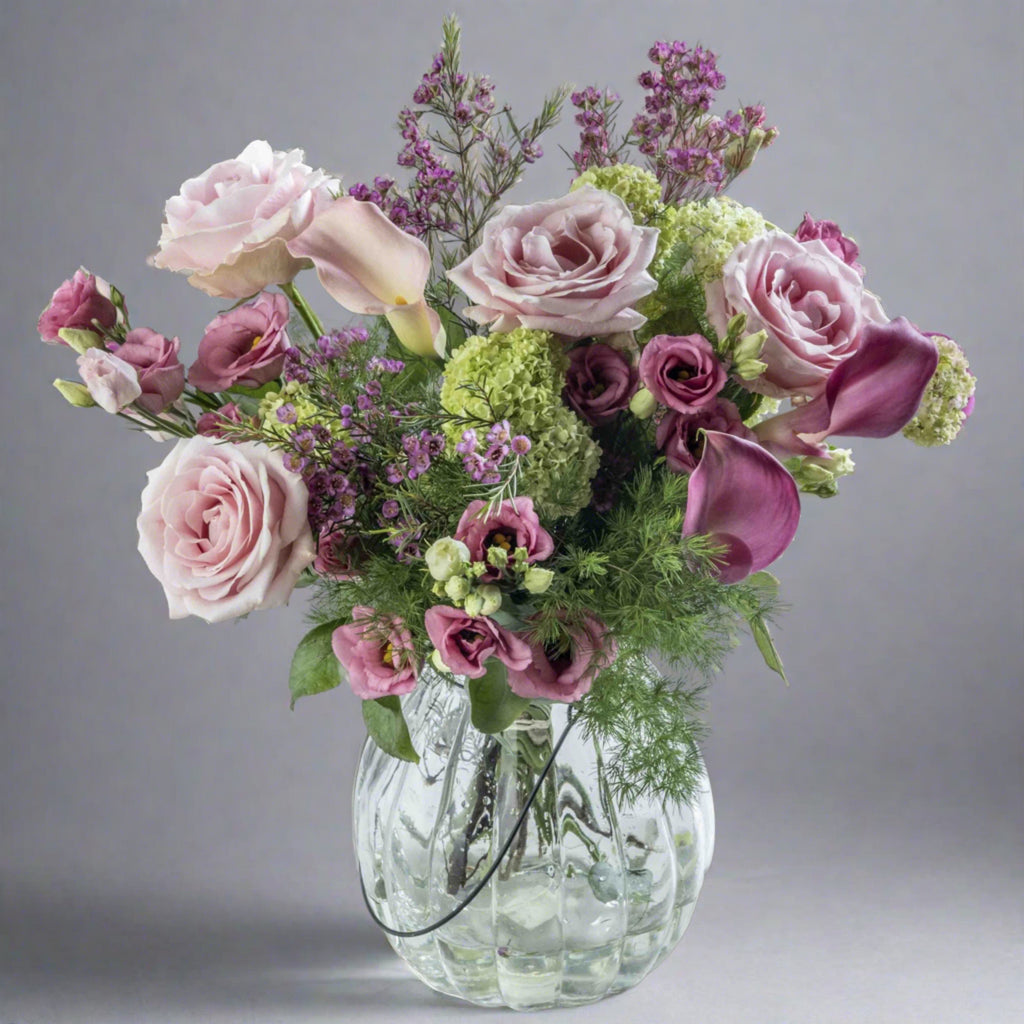 blush flower bouquet wirh pink roses in a glass vase