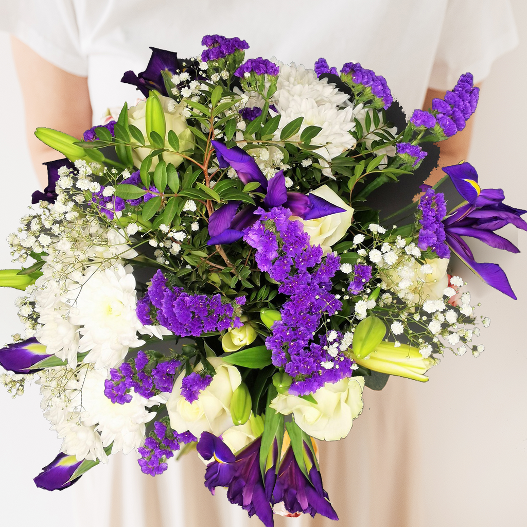 blue-flowers-bouquet-lifestyle